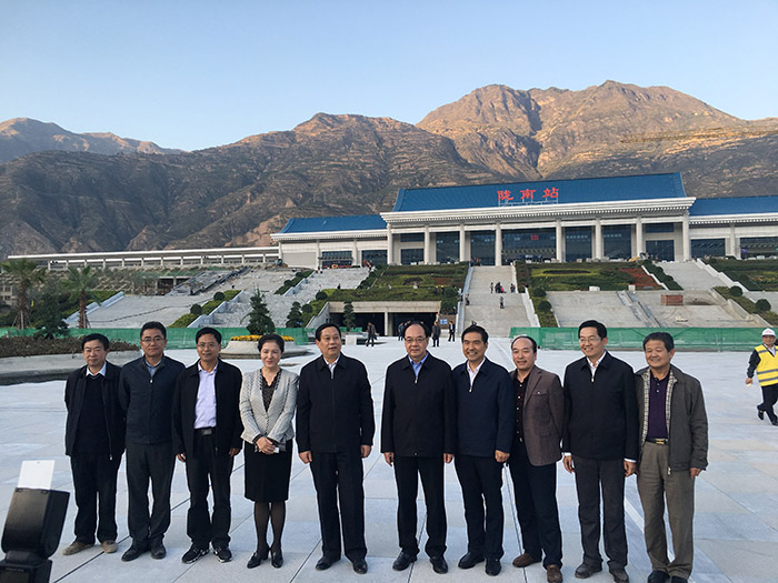 全國、省市政協(xié)委員體驗(yàn)蘭渝鐵路、視察階州廣場