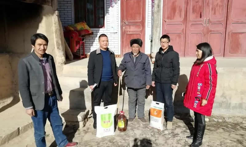 堅(jiān)持精準(zhǔn)幫扶，合力脫貧攻堅(jiān)——市龍江城鄉(xiāng)發(fā)展集團(tuán)、隴南太平洋財(cái)險(xiǎn)公司聯(lián)合開(kāi)展幫扶文縣橋頭鎮(zhèn)安子坡村2019年春節(jié)慰問(wèn)活動(dòng)