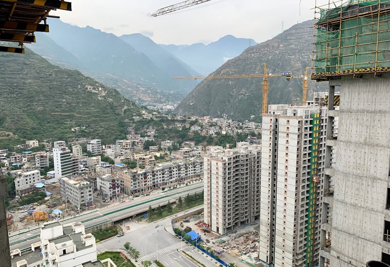 匠心傾注、喜封金頂——龍江?雙子座商住小區(qū)主體順利封頂