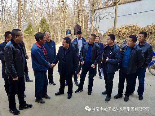 市龍江集團(tuán)在文縣橋頭鎮(zhèn)安子坡村開展“解難題、辦實事、送溫暖”活動
