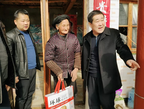 市龍江集團(tuán)在文縣橋頭鎮(zhèn)安子坡村開展“解難題、辦實事、送溫暖”活動