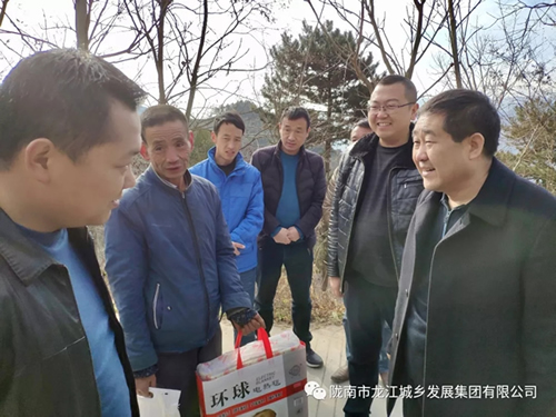 市龍江集團(tuán)在文縣橋頭鎮(zhèn)安子坡村開展“解難題、辦實事、送溫暖”活動