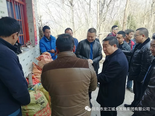 市龍江集團(tuán)在文縣橋頭鎮(zhèn)安子坡村開展“解難題、辦實事、送溫暖”活動