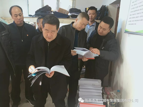 市龍江集團(tuán)在文縣橋頭鎮(zhèn)安子坡村開展“解難題、辦實事、送溫暖”活動